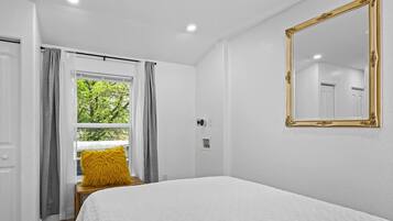 1 bedroom, desk, iron/ironing board, WiFi