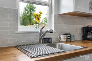 Fridge, microwave, oven, stovetop - The Duke- Decatur Luxury Suite (Decatur)
