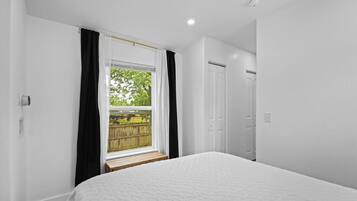 1 dormitorio, escritorio, tabla de planchar con plancha y wifi