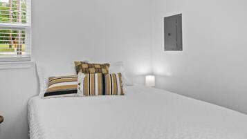 1 bedroom, desk, iron/ironing board, WiFi