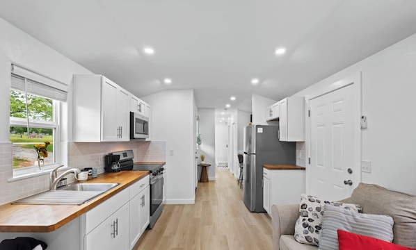 Køleskab, mikrobølgeovn, ovn, kogeplade