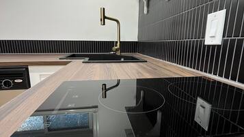 Fridge, microwave, stovetop, dishwasher