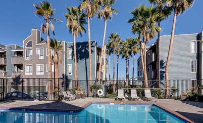 Lakeshore Landing 2BR Condo w Pool & BBQ Area
