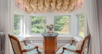 Room 2 at The Warwick Inn – Cozy Elegance in the Heart of Town