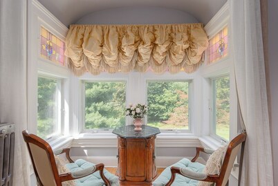 Room 2 at The Warwick Inn – Cozy Elegance in the Heart of Town