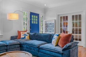 Smart TV, caminetto, libri