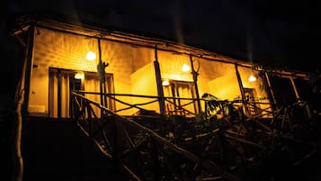 Fachada de la propiedad por la tarde o noche