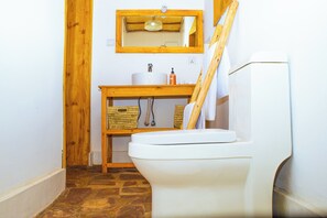 Shower, free toiletries, slippers, towels - Akagera Park Inn (Rwinkwavu)