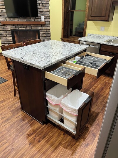 Business Stay Made Easy - Downtown Apt w/Workspace