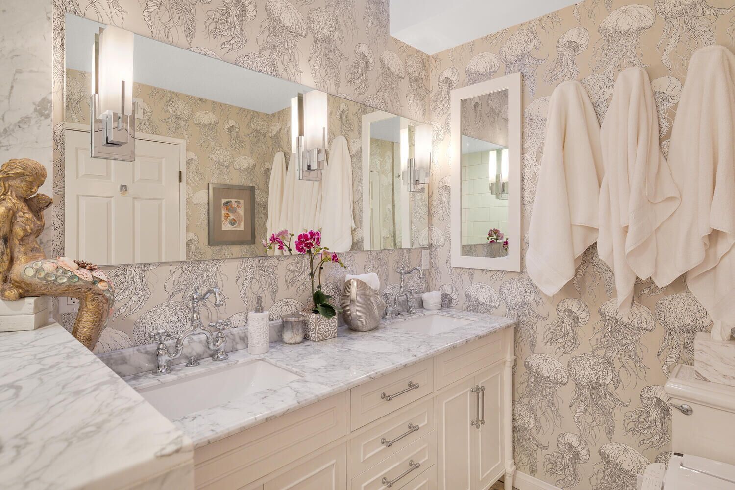 Sèche-cheveux, bidet, serviettes fournies, savon