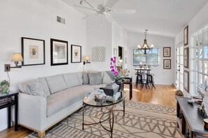 Smart TV - Ocean-View Retreat • Walk to La Jolla Cove & Village • Full Kitchen • Modern 1BR (La Jolla)