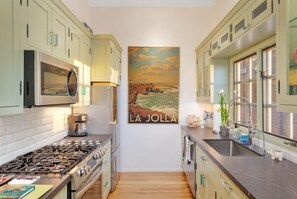 Fridge, microwave, oven, stovetop - Ocean-View Retreat • Walk to La Jolla Cove & Village • Full Kitchen • Modern 1BR (La Jolla)