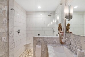 Haartrockner, Bidet, Handtücher, Seife