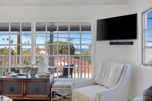 Smart TV - Ocean-View Retreat • Walk to La Jolla Cove & Village • Full Kitchen • Modern 1BR (La Jolla)