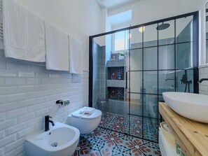 Douche, sèche-cheveux, serviettes fournies, shampoing
