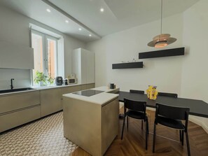 Réfrigérateur, four à micro-ondes, un four, surface de cuisson