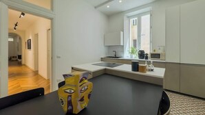 Eine moderne Küche mit schwarzer Arbeitsplatte, weißen Schränken und einem Fenster, das für natürliches Licht sorgt.