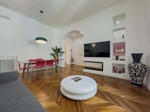 TV - Casa Alessandria (Rome)
