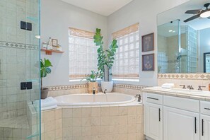 Villa (5 Bedrooms) | Bathroom | Shower - 41 Palms Estate by Avantstay Indoor Pickleball, Pool, Hot Tub, Outdoor Kitchen (Indio)