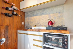 Frigorífico, horno, placa de cocina y hervidor eléctrico
