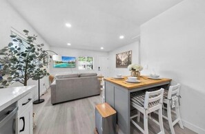 Interior - Chic & Fresh 2BSuite in Glendora (Glendora)