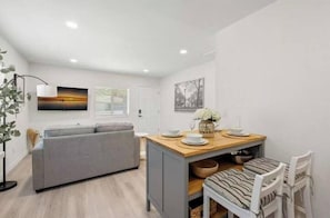 Interior - Chic & Fresh 2BSuite in Glendora (Glendora)