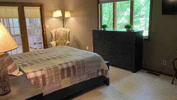 6 bedrooms, travel crib, free WiFi, bed sheets