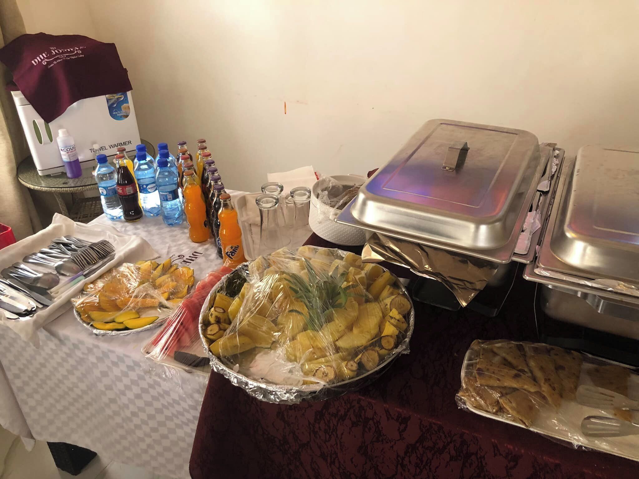 Un buffet proposant une variété de plats, de boissons et d’ustensiles.