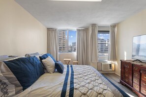 1 bedroom, desk, iron/ironing board, free WiFi - Heart of Waikiki Kitchen Free Parking W/D (Honolulu)