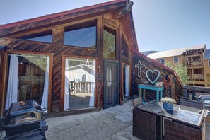 Outdoor dining - The Candy Cabin (Red River)