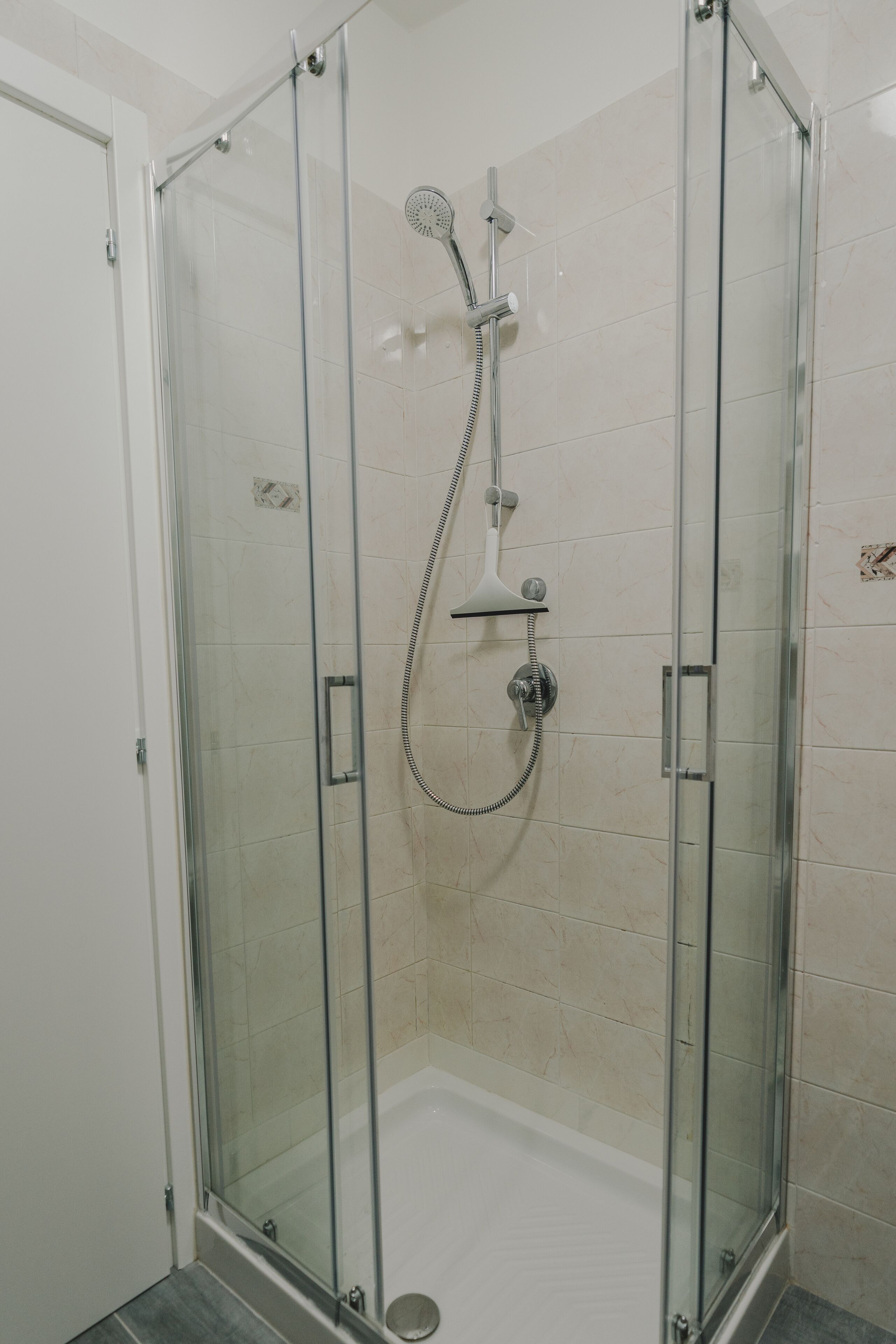 Dusche, kostenlose Toilettenartikel, Haartrockner, Bidet