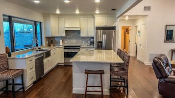 House, Lake View | Private kitchen | Microwave