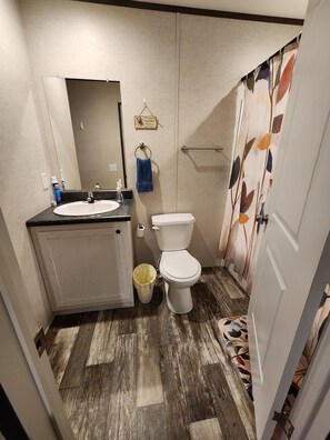Serviettes fournies, papier de toilette
