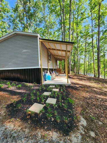 Cozy 2-bedroom home on Lake Secession!