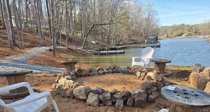 Cozy 2-bedroom home on Lake Secession!