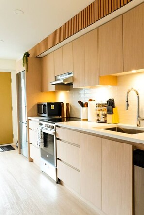 Fridge, microwave, oven, stovetop