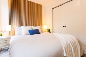 1 habitación, escritorio, tabla de planchar con plancha y cuna de viaje