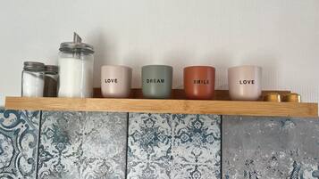 Douche, serviettes fournies, papier toilette