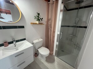 Shower, towels, toilet paper - Apartment in the heart of downtown (Challans)