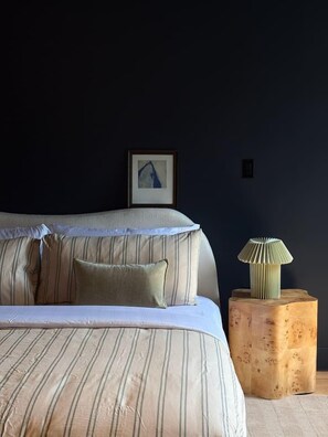 6 bedrooms, travel cot, WiFi, bed sheets