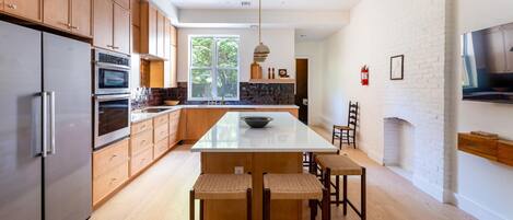 Refrigerador, horno, parrilla de estufa y cafetera y tetera