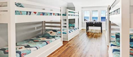 5 bedrooms, iron/ironing board, WiFi, bed sheets