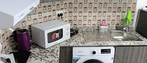 Micro-ondes, batterie de cuisine, vaisselle et ustensiles