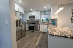 Micro-ondes, four, plaque de cuisson, lave-vaisselle