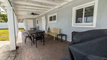 Tempat makan outdoor