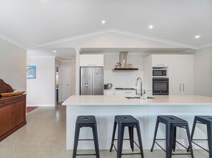 Fridge, microwave, dishwasher, toaster - Tide and Tranquility - Whitianga Holiday Home (Whitianga)