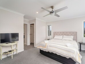 3 bedrooms, iron/ironing board, WiFi, bed sheets