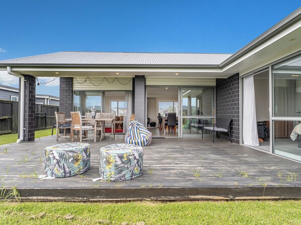 Outdoor dining - Tide and Tranquility - Whitianga Holiday Home (Whitianga)