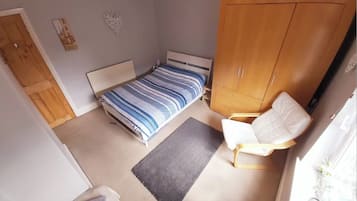 2 bedrooms, desk, iron/ironing board, travel cot