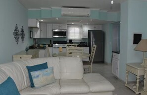 Smart TV - Aruba Tropical Paradise in Noord, Wacamaya Large Pool (Noord)